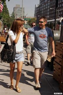 Rachel Bilson feet photo thumbnail