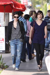 Rachel Bilson feet photo thumbnail