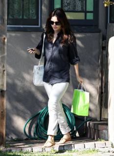 Rachel Bilson feet photo thumbnail