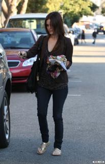 Rachel Bilson feet photo thumbnail
