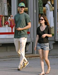 Rachel Bilson feet photo thumbnail