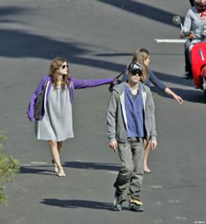 Rachel Bilson feet photo thumbnail