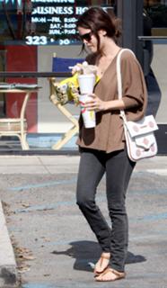 Rachel Bilson feet photo thumbnail