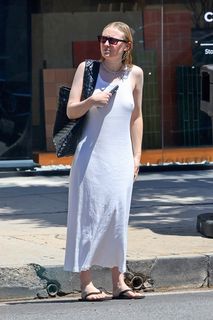 Dakota Fanning feet photo thumbnail