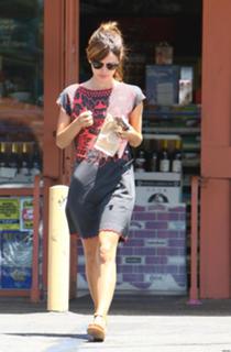 Rachel Bilson feet photo thumbnail
