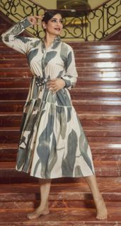 Raveena Tandon feet photo 3