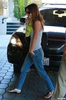 Rachel Bilson feet photo thumbnail