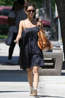 Rachel Bilson feet photo thumbnail