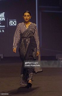 Karisma Kapoor feet photo 4