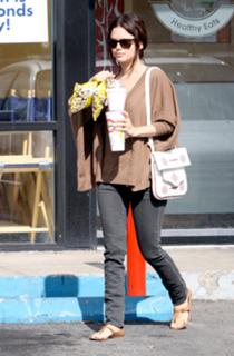 Rachel Bilson feet photo thumbnail