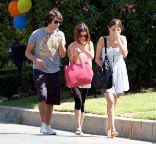 Rachel Bilson feet photo thumbnail