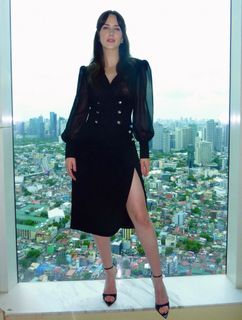 Rachel Brosnahan feet photo 2