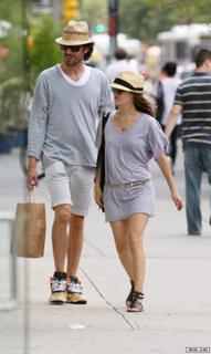 Rachel Bilson feet photo thumbnail