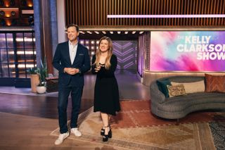 Kelly Clarkson feet photo 1