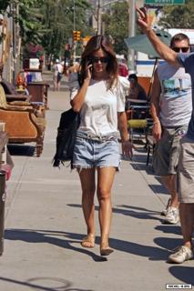 Rachel Bilson feet photo thumbnail