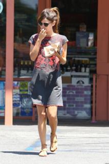Rachel Bilson feet photo thumbnail