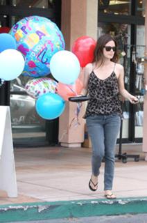 Rachel Bilson feet photo thumbnail