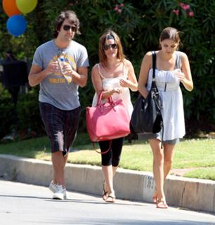 Rachel Bilson feet photo thumbnail