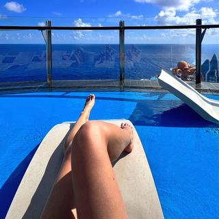 Laura Vandervoort feet photo 2