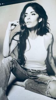 Sarah Shahi feet photo 4