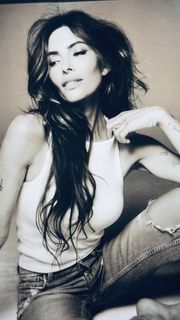 Sarah Shahi feet photo 2