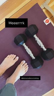Beth Behrs feet photo 1