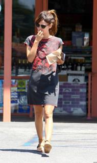 Rachel Bilson feet photo thumbnail