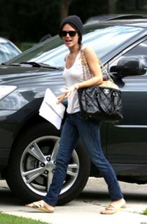 Rachel Bilson feet photo thumbnail