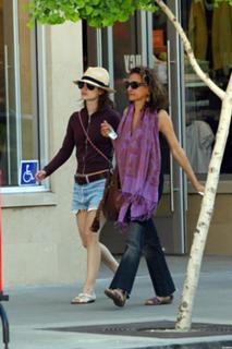 Rachel Bilson feet photo thumbnail