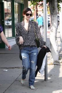 Rachel Bilson feet photo thumbnail