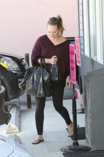 Hilary Duff feet photo thumbnail