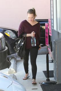 Hilary Duff feet photo thumbnail