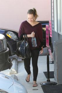 Hilary Duff feet photo thumbnail