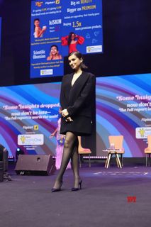 Tara Sutaria feet photo 1