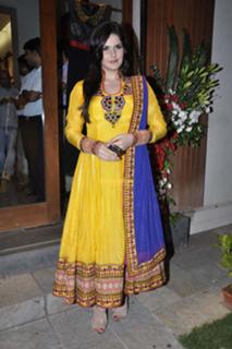 Zareen Khan feet photo thumbnail