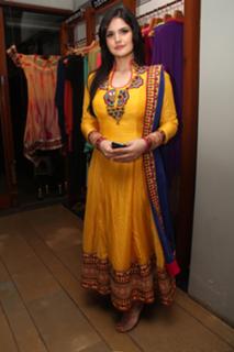 Zareen Khan feet photo thumbnail