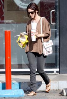Rachel Bilson feet photo thumbnail