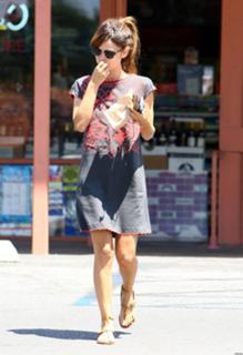 Rachel Bilson feet photo thumbnail