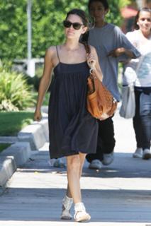 Rachel Bilson feet photo thumbnail
