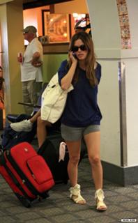 Rachel Bilson feet photo thumbnail
