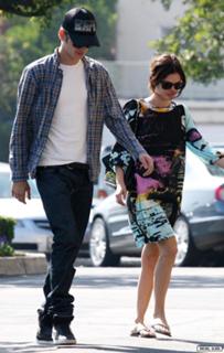 Rachel Bilson feet photo thumbnail
