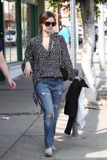 Rachel Bilson feet photo thumbnail