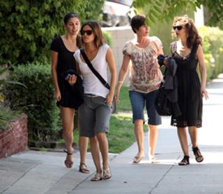 Rachel Bilson feet photo thumbnail