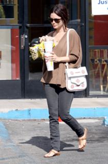 Rachel Bilson feet photo thumbnail