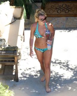 Britney Spears feet photo thumbnail