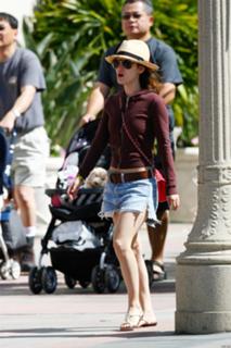 Rachel Bilson feet photo thumbnail