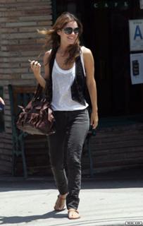 Rachel Bilson feet photo thumbnail