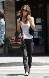 Rachel Bilson feet photo thumbnail