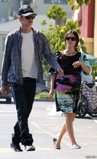 Rachel Bilson feet photo thumbnail