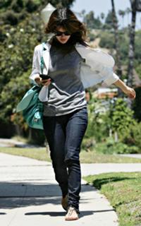 Rachel Bilson feet photo thumbnail